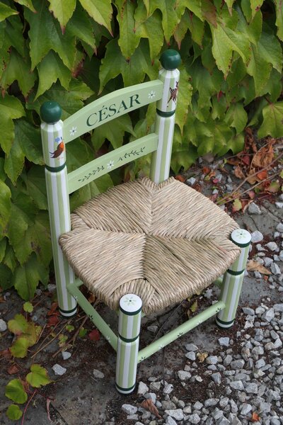 Assise en paille d'une petite chaise enfant en bois peinte à la main dans les tons verts | © Colombe Steisel